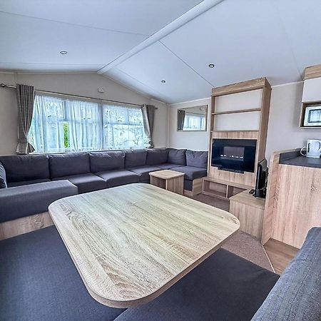 Lovely Caravan With Decking And Outside Furniture At Broadland Sands Ref 20113Bs Hopton on Sea Eksteriør billede