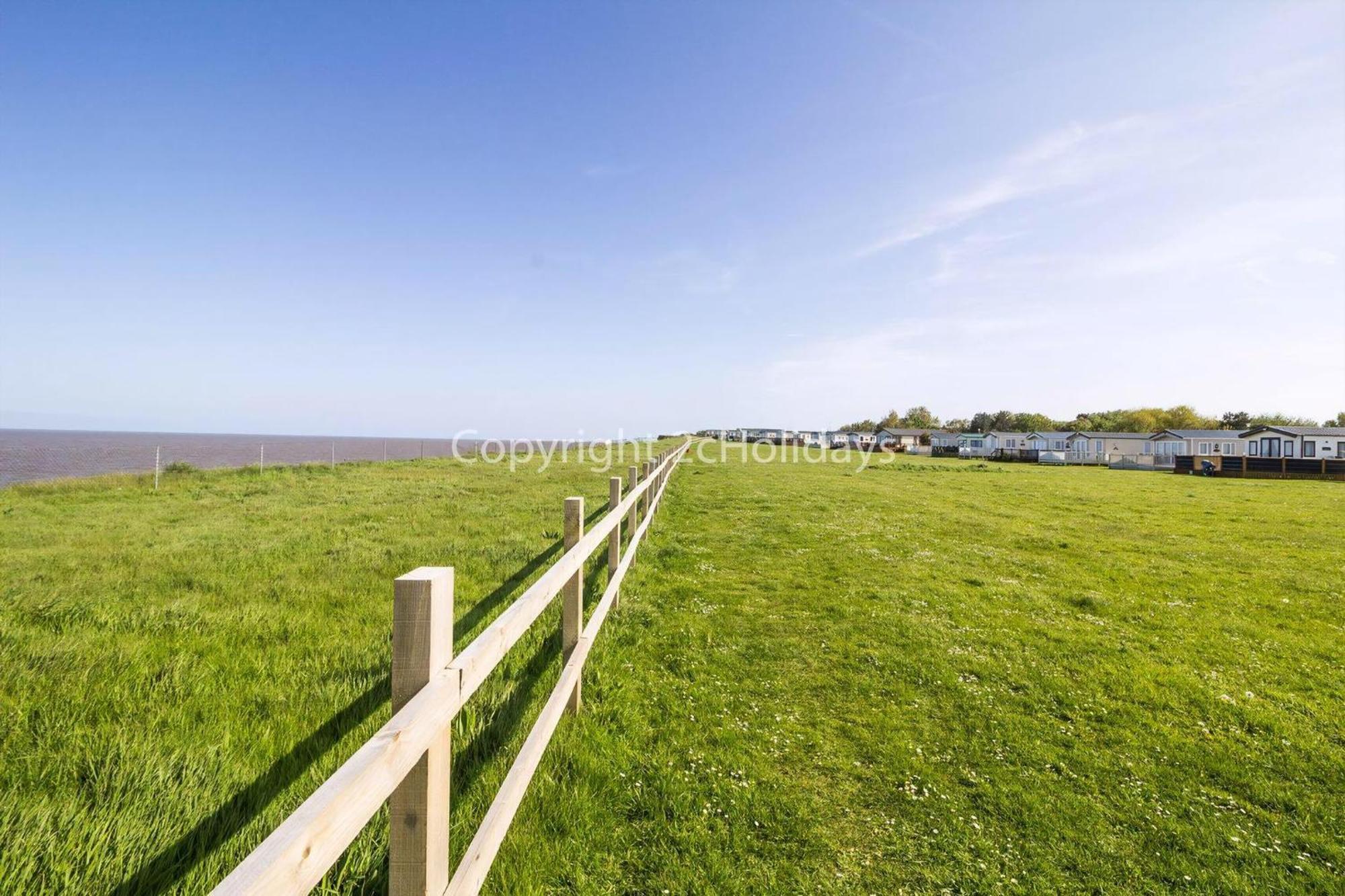 Lovely Caravan With Decking And Outside Furniture At Broadland Sands Ref 20113Bs Hopton on Sea Eksteriør billede