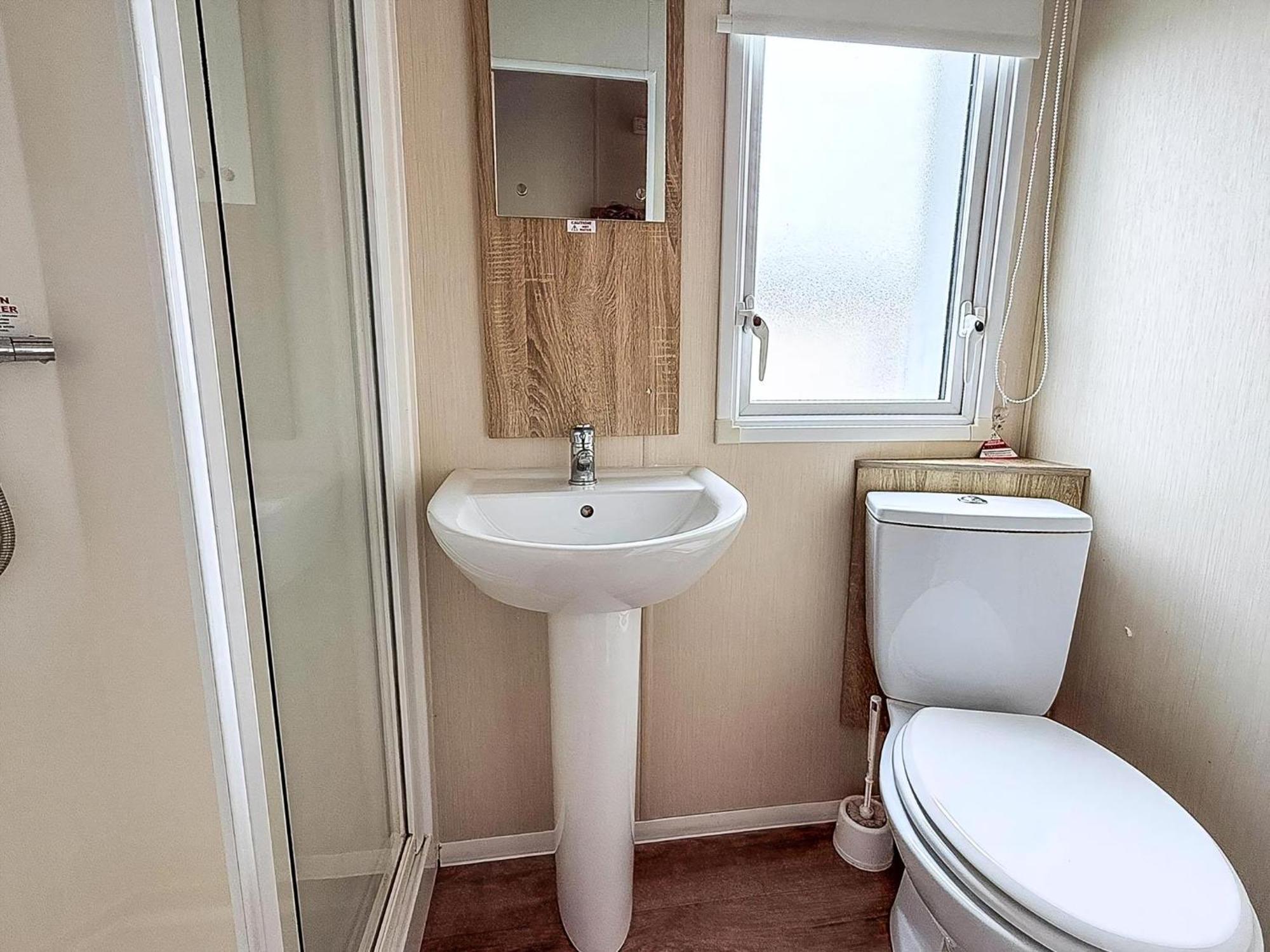Lovely Caravan With Decking And Outside Furniture At Broadland Sands Ref 20113Bs Hopton on Sea Eksteriør billede