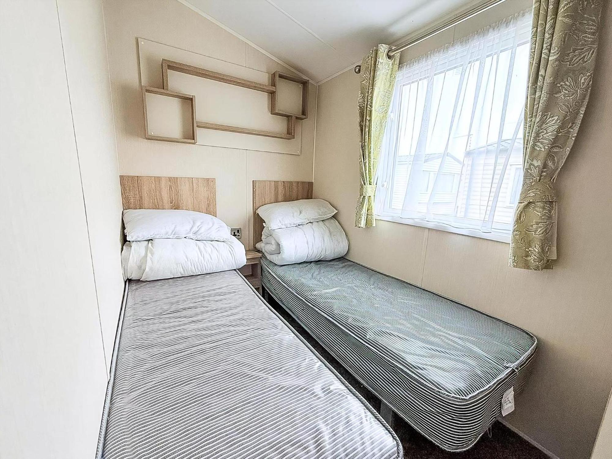 Lovely Caravan With Decking And Outside Furniture At Broadland Sands Ref 20113Bs Hopton on Sea Eksteriør billede