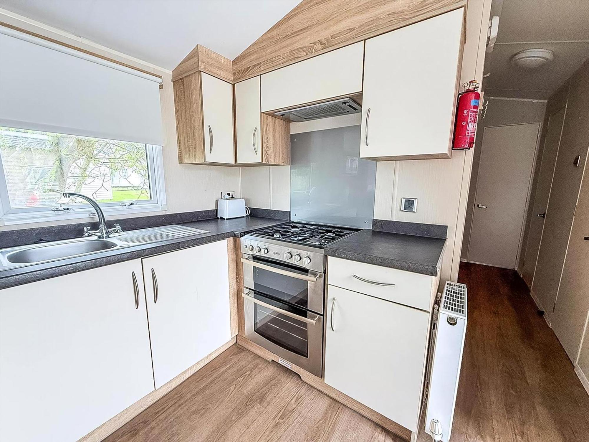 Lovely Caravan With Decking And Outside Furniture At Broadland Sands Ref 20113Bs Hopton on Sea Eksteriør billede
